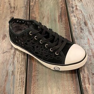 UGG Evera Sneakers Black Floral Cutouts Sz 5 Womens Comfort Tennis Shoes 1005801